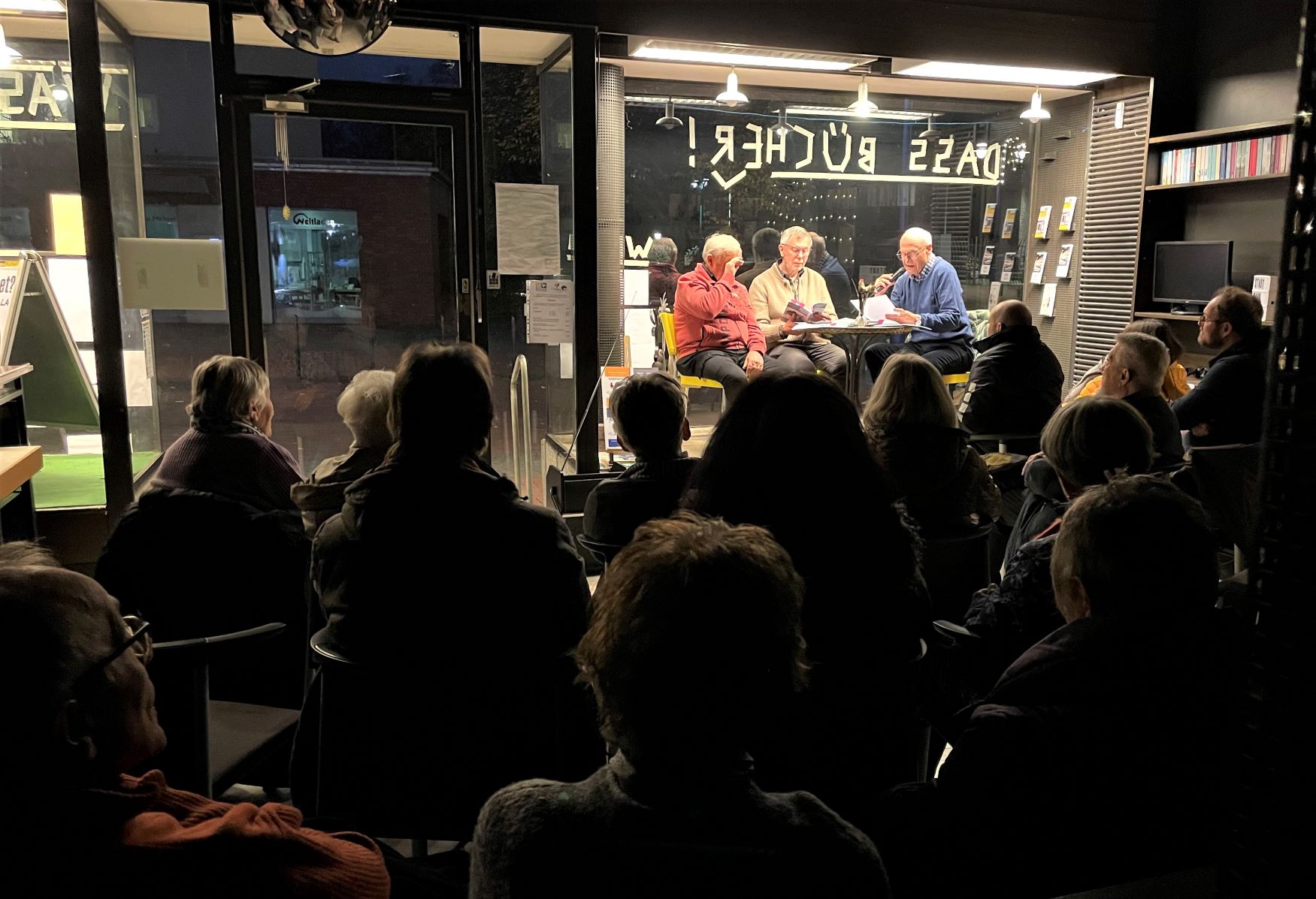 Hahnenfeder Lesung im Fenster 20221119